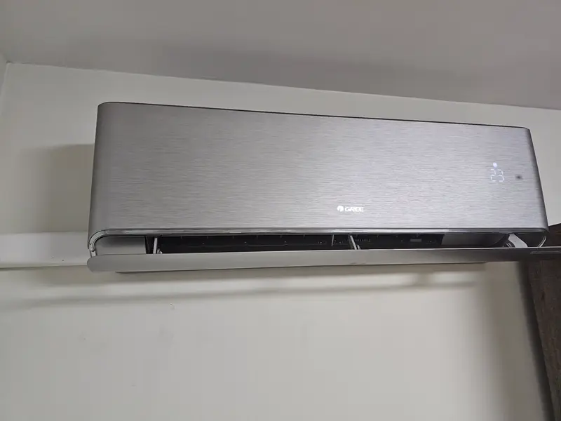 Ezüst színű, design beltéri egység fehér falon