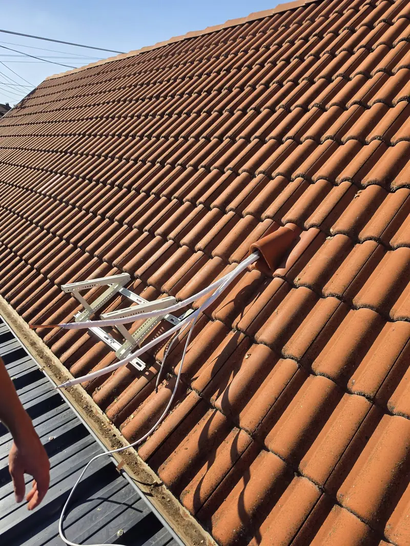 Tartókonzol rögzítése cseréptetőn, a kültéri egység felszerelése előtt